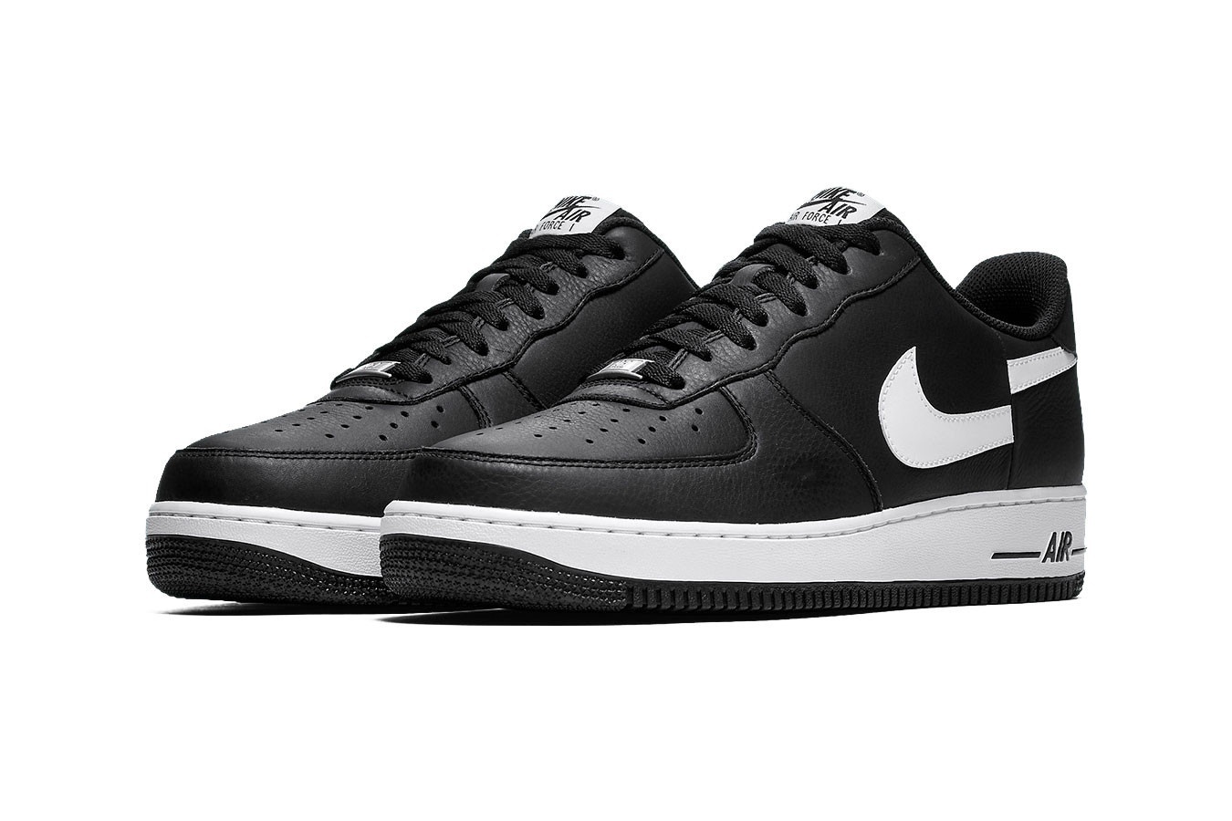 Supreme®/Comme des Garçons SHIRT®/Nike® Air Force 1 Low view 2